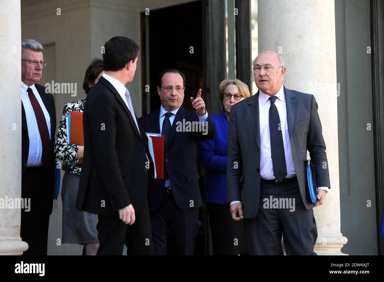Il presidente francese Francois Hollande, il primo ministro Manuel Valls, il ministro del decentramento, la riforma dello Stato e del servizio pubblico Marylise Lebranchu, il ministro delle finanze Michel sapin e il ministro minore responsabile del bilancio Christian Eckert hanno lasciato la riunione settimanale del gabinetto tenutasi presso il Palazzo Elysee a Parigi, in Francia, il 16 aprile; 2014. Foto di Mousse/ABACAPRESS.COM Foto Stock