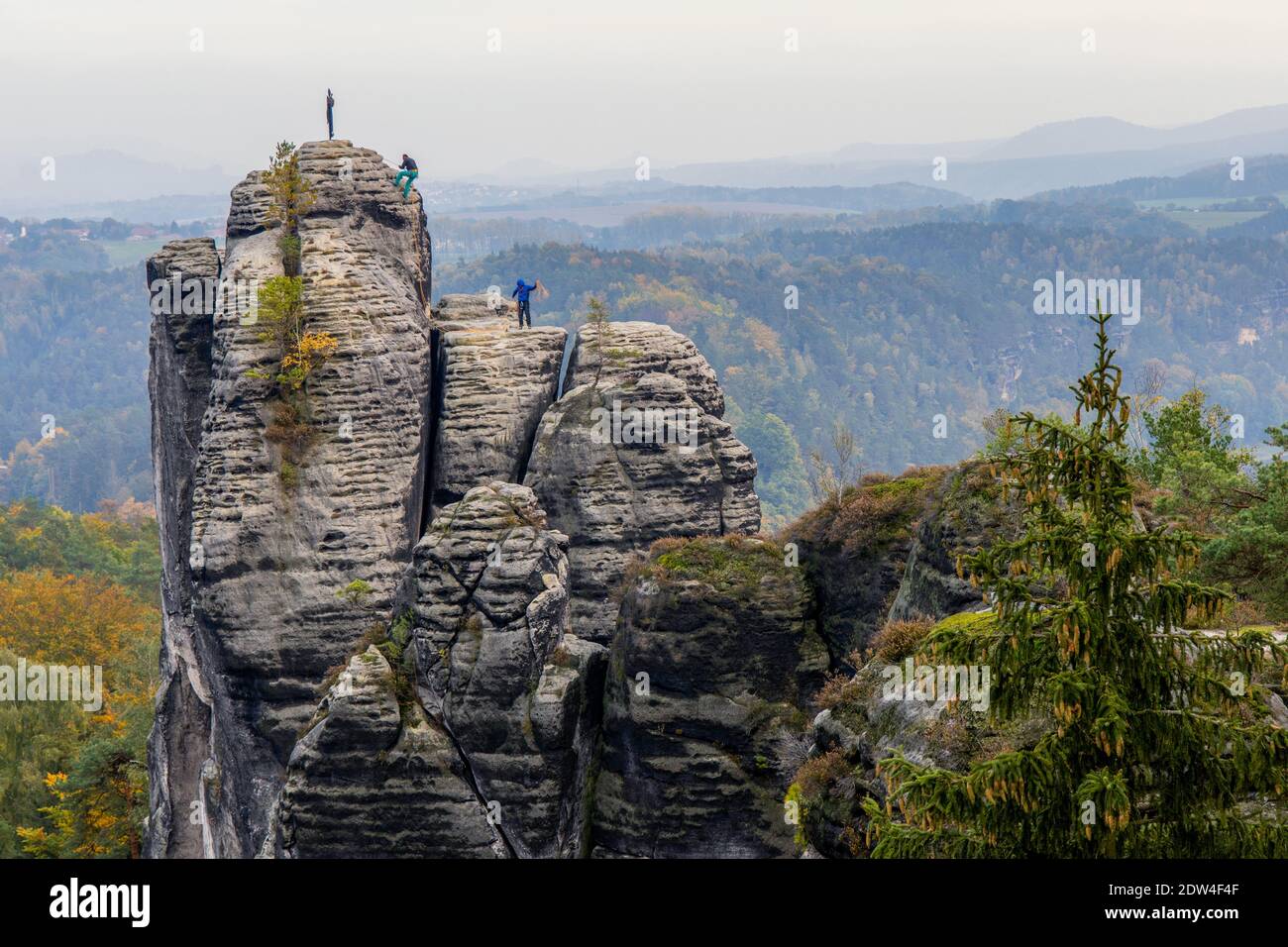 arrampicata su una roccia al neurathen felsenburg e il famoso ponte di bastei nel parco nazionale sächsische schweiz, svizzera sassone, germania orientale elbsandsteinge Foto Stock