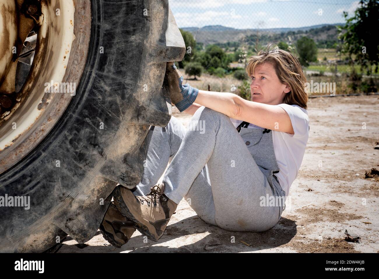 Donna che ripara un camion, meccanico Foto Stock