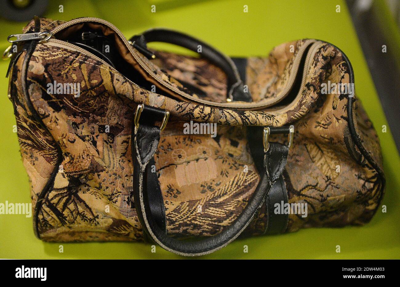 Una borsa che contiene una icamera nascosta per la fotografia segreta dell'era della Guerra fredda è in mostra al Museo Spy 24 aprile 2014 a Washington, DC, USA. Foto di Olivier Douliery/ABACAPRESS.COM Foto Stock