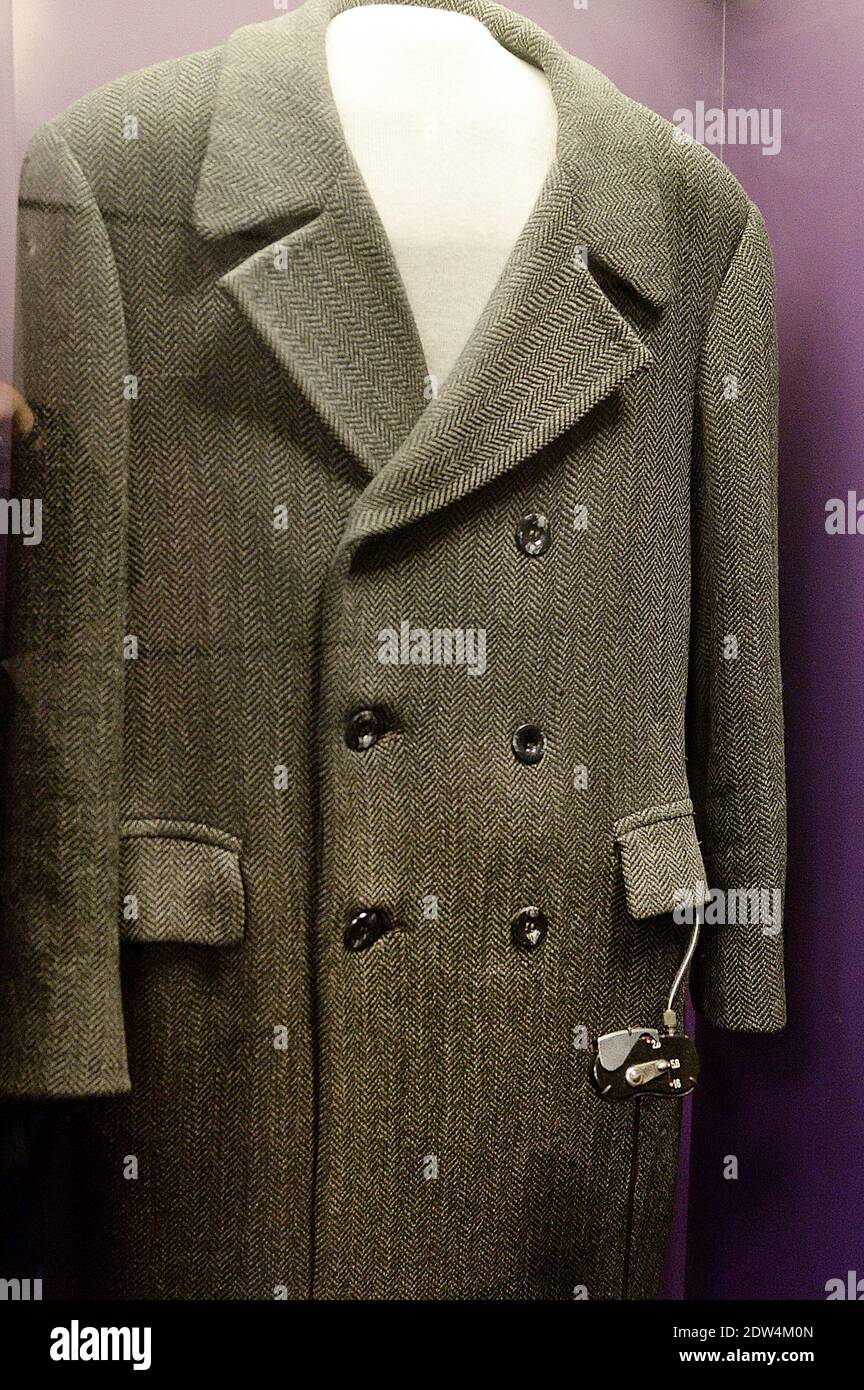 Una macchina fotografica nascosta in un cappotto dall'aspetto ordinario dell'era della Guerra fredda è in mostra allo Spy Museum 24 aprile 2014 a Washington, DC, USA. Foto di Olivier Douliery/ABACAPRESS.COM Foto Stock