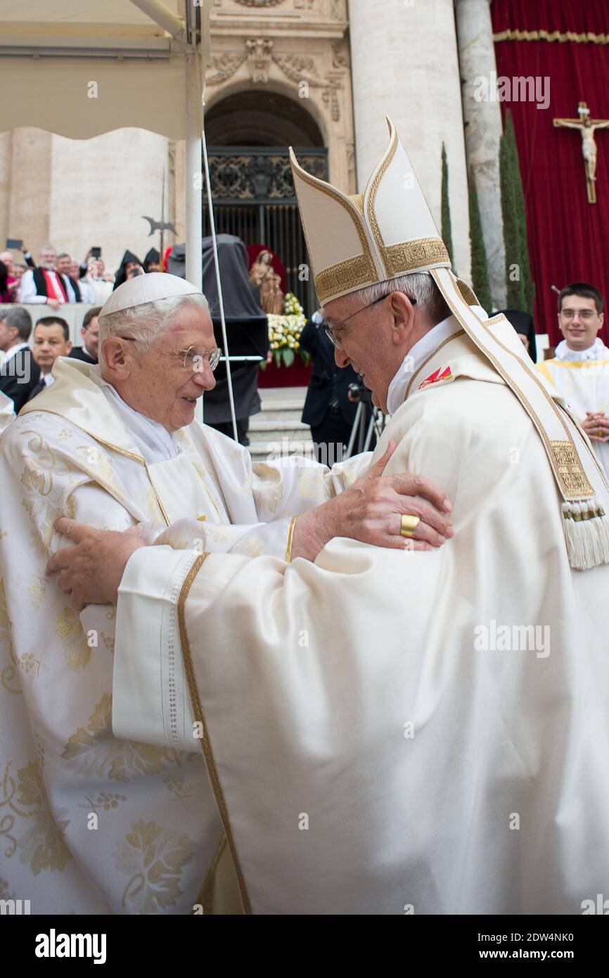 Papa Benedetto XVI in pensione sta difendendo pubblicamente il tradizionale dominio del celibato sacerdotale della Chiesa cattolica, lo sforzo più esplicito finora compiuto dall’ex pontefice per influenzare una decisione del suo successore Papa Francesco, Chi sta valutando la proposta di ordinare regolarmente uomini sposati come sacerdoti cattolici romani per la prima volta in quasi un millennio. -- Papa Francesco saluta lo emerito Papa Benedetto XVI all'inizio della cerimonia di canonizzazione dei Papi Giovanni Paolo II e Giovanni XXIII in Piazza San Pietro in Vaticano il 27 aprile 2014. Papa Francesco dichiarò Papi Giovanni XXIII e Giovanni Paolo II santi b Foto Stock