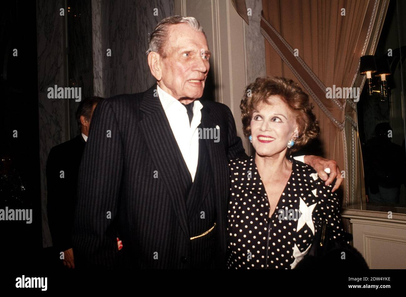 Joseph Cotten, moglie Patricia Medina all'ottantaquattresima celebrazione del compleanno di Buddy Ebsen 20 marzo 1992 / riferimento file n. 34000-1691PLTHA Foto Stock
