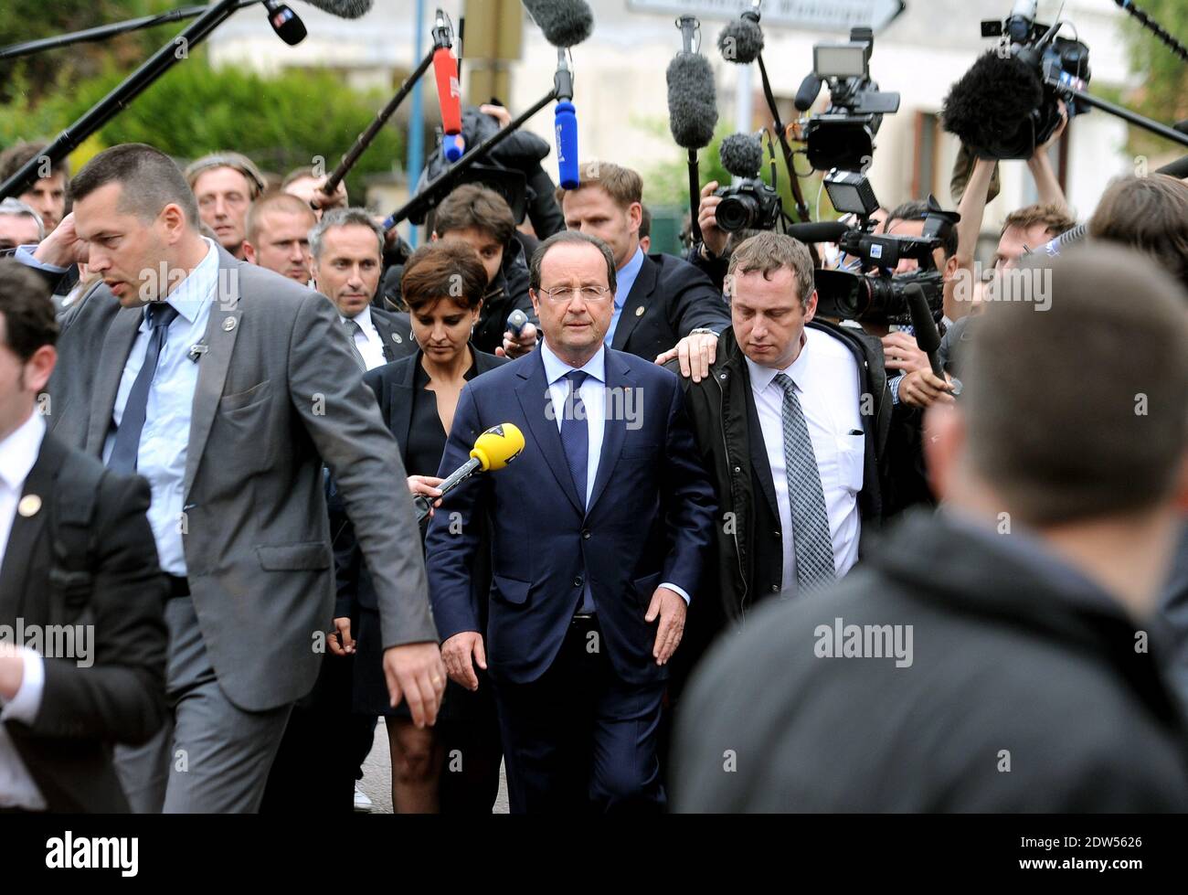 Il presidente francese Francois Hollande, il ministro francese dei diritti delle donne, della gioventù e dello sport Najat Vallaud-Belkacem e il ministro francese del lavoro Francois Rebsamen durante la loro visita all'Istituto dei mestieri artigianali (Institut des Metiers et de l'Artisanat), nella periferia di Parigi di Villiers-le-Bel, Francia, il 06 maggio 2014. Hollande ha segnato il secondo anniversario della sua elezione sulla difensiva di oggi, promettendo di accelerare le riforme mentre lotta con i peggiori voti di approvazione di qualsiasi leader francese moderno. Foto di Mousse/ABACAPRESS.COM Foto Stock
