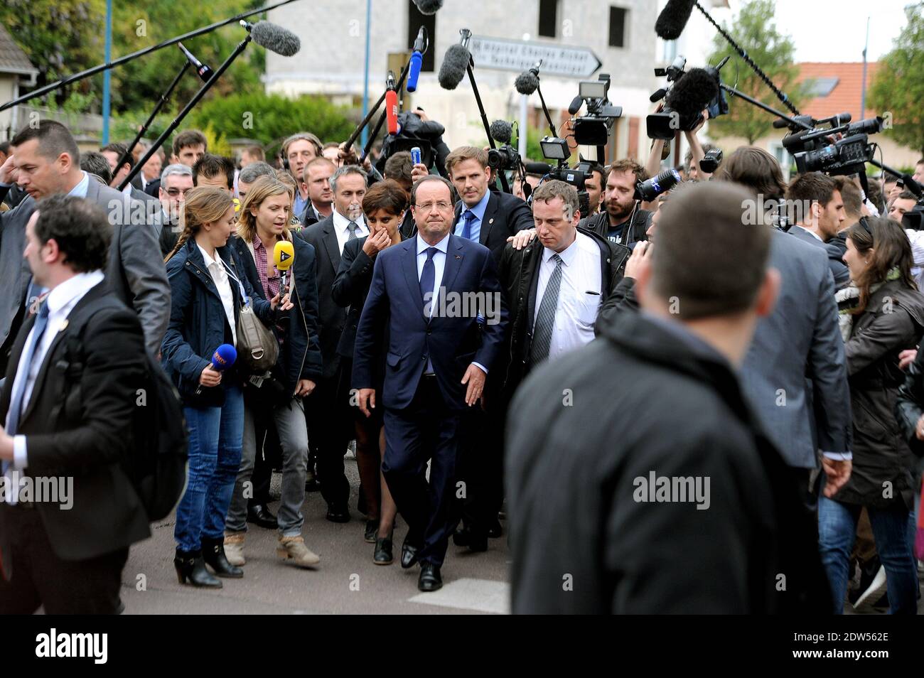 Il presidente francese Francois Hollande, il ministro francese dei diritti delle donne, della gioventù e dello sport Najat Vallaud-Belkacem e il ministro francese del lavoro Francois Rebsamen durante la loro visita all'Istituto dei mestieri artigianali (Institut des Metiers et de l'Artisanat), nella periferia di Parigi di Villiers-le-Bel, Francia, il 06 maggio 2014. Hollande ha segnato il secondo anniversario della sua elezione sulla difensiva di oggi, promettendo di accelerare le riforme mentre lotta con i peggiori voti di approvazione di qualsiasi leader francese moderno. Foto di Mousse/ABACAPRESS.COM Foto Stock