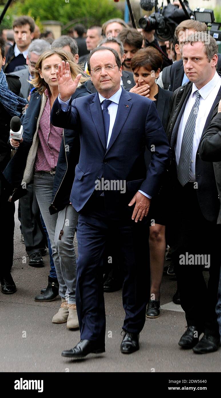 Il presidente francese Francois Hollande, il ministro francese dei diritti delle donne, della gioventù e dello sport Najat Vallaud-Belkacem e il ministro francese del lavoro Francois Rebsamen durante la loro visita all'Istituto dei mestieri artigianali (Institut des Metiers et de l'Artisanat), nella periferia di Parigi di Villiers-le-Bel, Francia, il 06 maggio 2014. Hollande ha segnato il secondo anniversario della sua elezione sulla difensiva di oggi, promettendo di accelerare le riforme mentre lotta con i peggiori voti di approvazione di qualsiasi leader francese moderno. Foto di Mousse/ABACAPRESS.COM Foto Stock