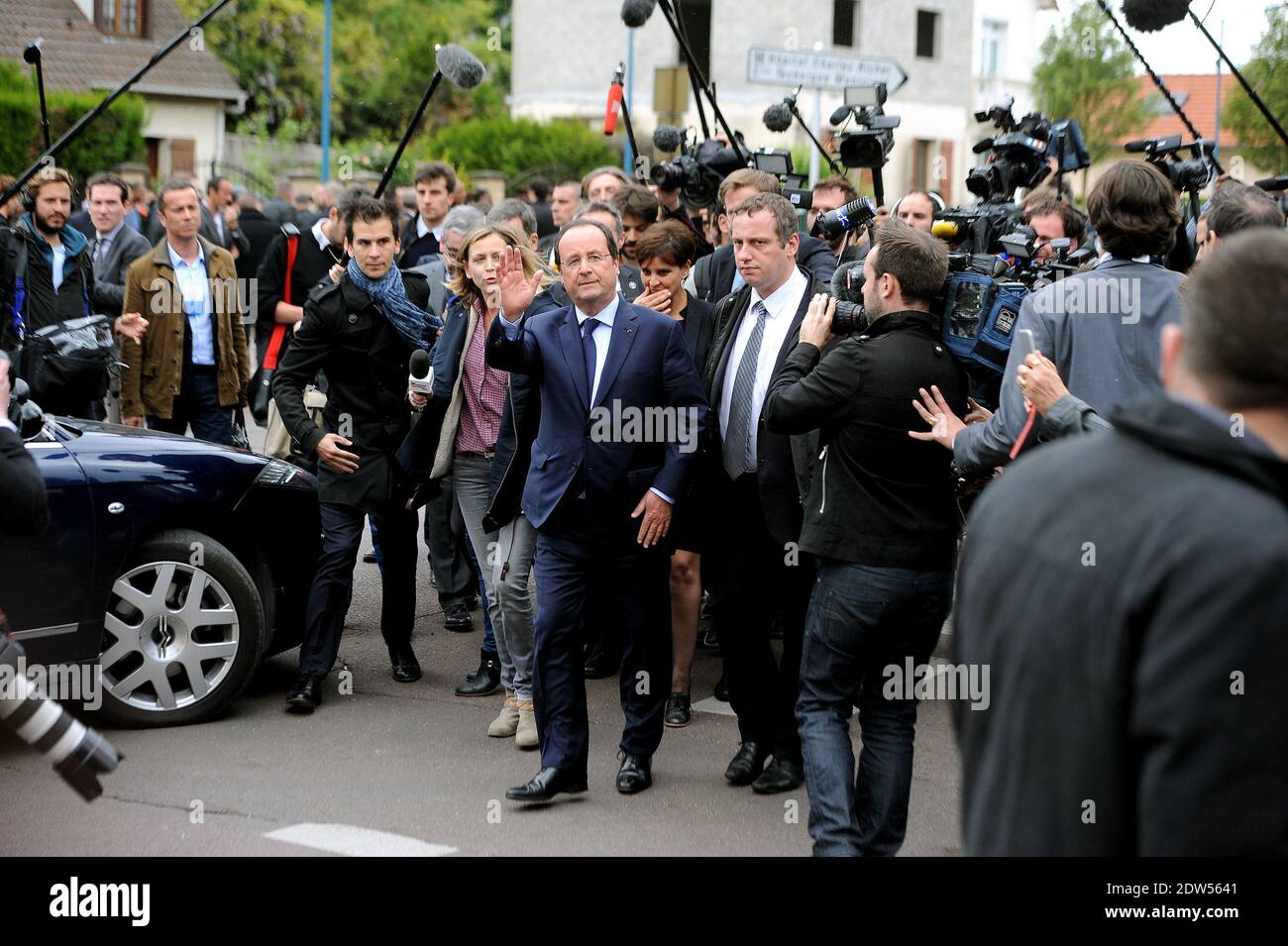 Il presidente francese Francois Hollande, il ministro francese dei diritti delle donne, della gioventù e dello sport Najat Vallaud-Belkacem e il ministro francese del lavoro Francois Rebsamen durante la loro visita all'Istituto dei mestieri artigianali (Institut des Metiers et de l'Artisanat), nella periferia di Parigi di Villiers-le-Bel, Francia, il 06 maggio 2014. Hollande ha segnato il secondo anniversario della sua elezione sulla difensiva di oggi, promettendo di accelerare le riforme mentre lotta con i peggiori voti di approvazione di qualsiasi leader francese moderno. Foto di Mousse/ABACAPRESS.COM Foto Stock