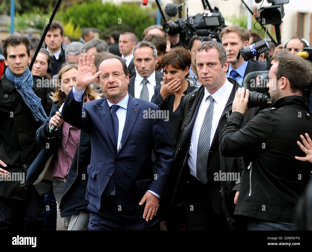 Il presidente francese Francois Hollande, il ministro francese dei diritti delle donne, della gioventù e dello sport Najat Vallaud-Belkacem e il ministro francese del lavoro Francois Rebsamen durante la loro visita all'Istituto dei mestieri artigianali (Institut des Metiers et de l'Artisanat), nella periferia di Parigi di Villiers-le-Bel, Francia, il 06 maggio 2014. Hollande ha segnato il secondo anniversario della sua elezione sulla difensiva di oggi, promettendo di accelerare le riforme mentre lotta con i peggiori voti di approvazione di qualsiasi leader francese moderno. Foto di Mousse/ABACAPRESS.COM Foto Stock