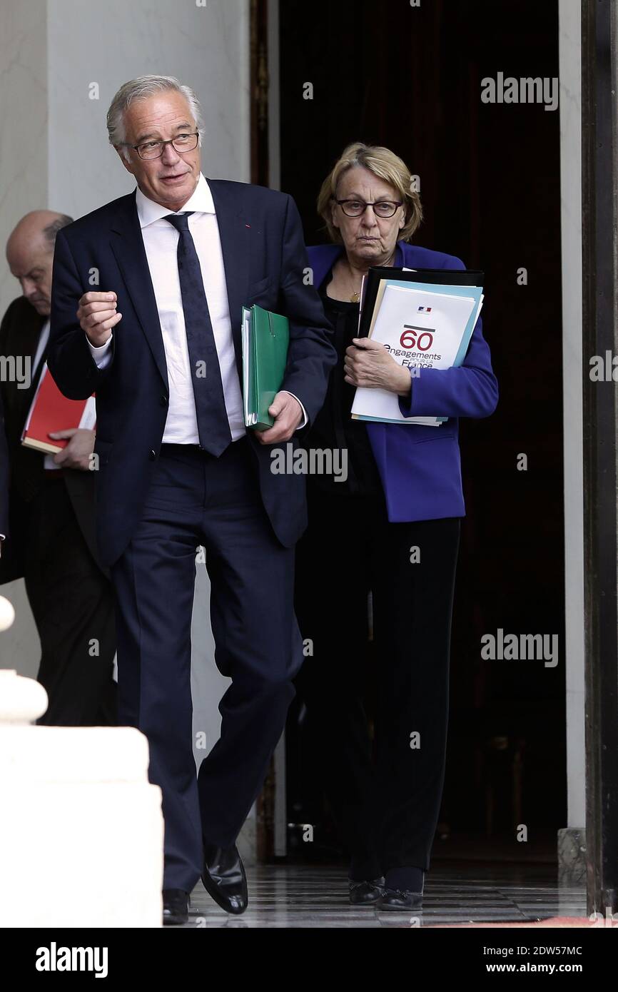 Il Ministro francese del lavoro, dell'occupazione e del dialogo sociale Francois Rebsamen e Ministro del decentramento, della riforma dello Stato e del servizio pubblico Marylise Lebranchu partono dopo la riunione settimanale del gabinetto al Palazzo Elysee a Parigi, in Francia, il 7 maggio 2014. Foto di Stephane Lemouton/ABACAPRESS.COM Foto Stock