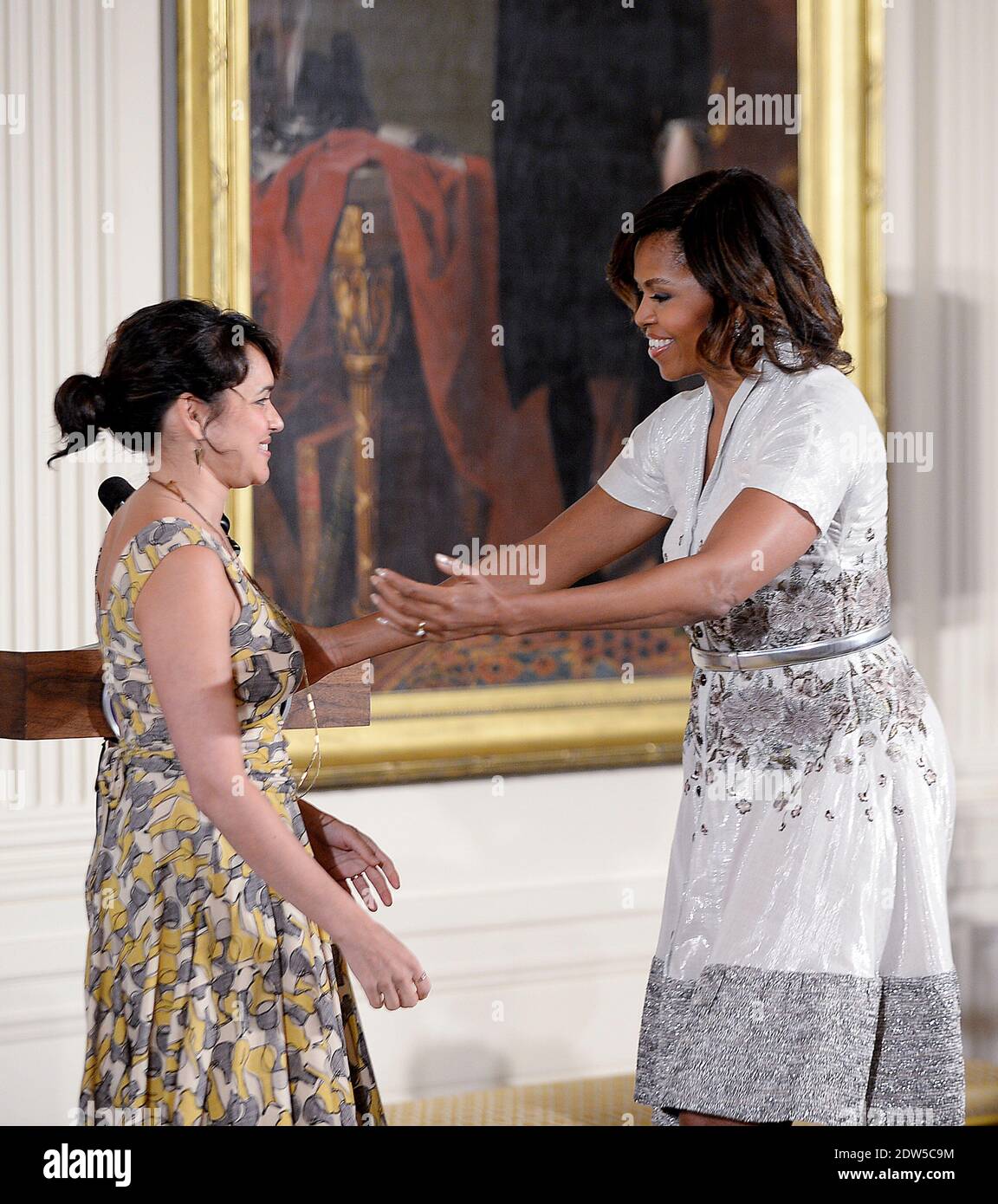 La cantante Norah Jones e la First Lady Michelle Obama partecipano ad un evento per onorare le madri militari nella stanza orientale della Casa Bianca 12 maggio 2014 a Washington, DC. Foto di Olivier Douliery/ABACAUSA.COM Foto Stock