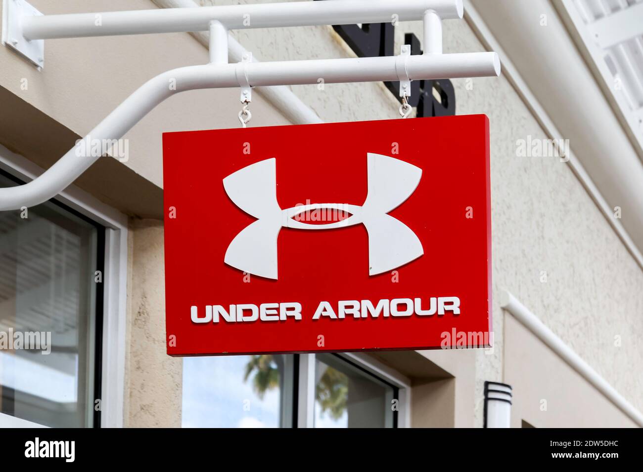Cartello appeso per il negozio Under Armour a Orlando, Florida, Stati Uniti. Foto Stock