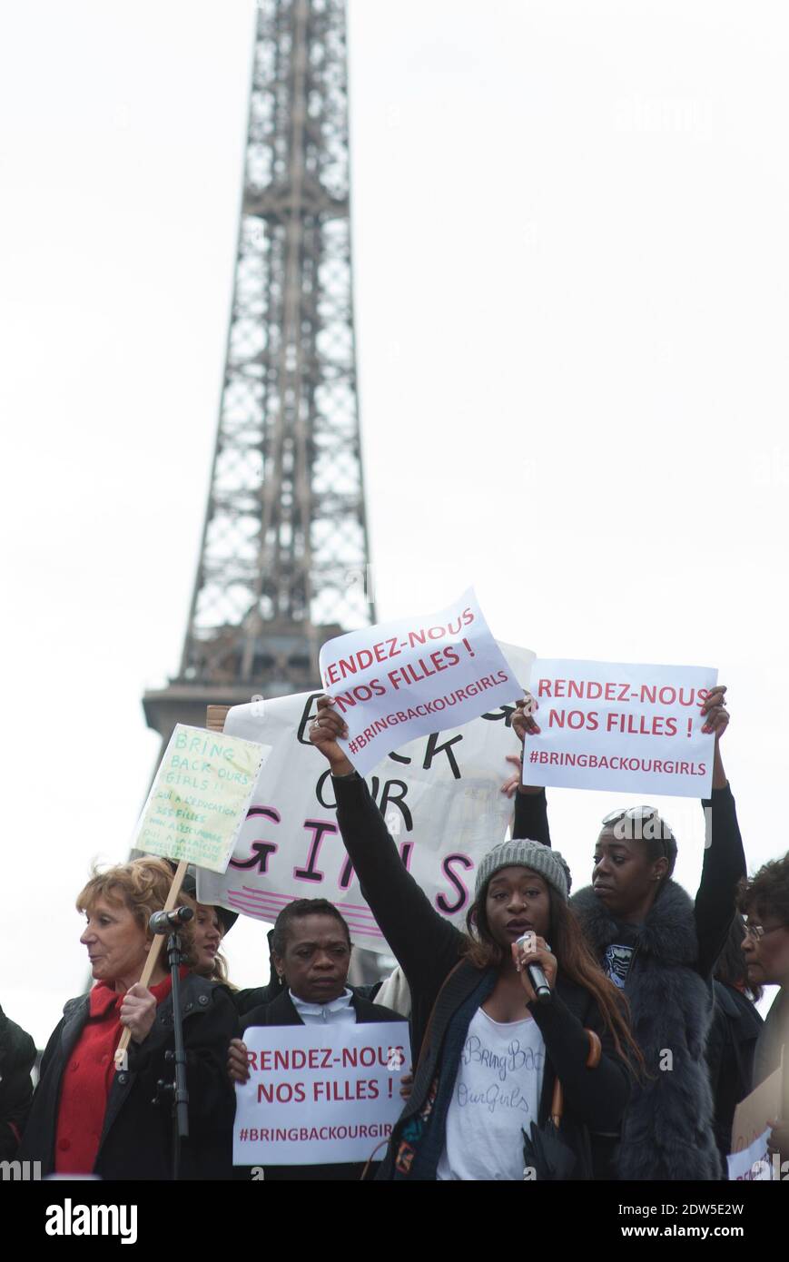 Atmosfera durante una manifestazione che ha chiesto il rilascio delle 223 studentesse rapite dai combattenti Boko Haram nel nord-est della Nigeria quattro settimane fa, all’Esplanade du Trocadero di Parigi, Francia, il 13 maggio 2014. Foto di Thierry Orban/ABACAPRESS.COM Foto Stock