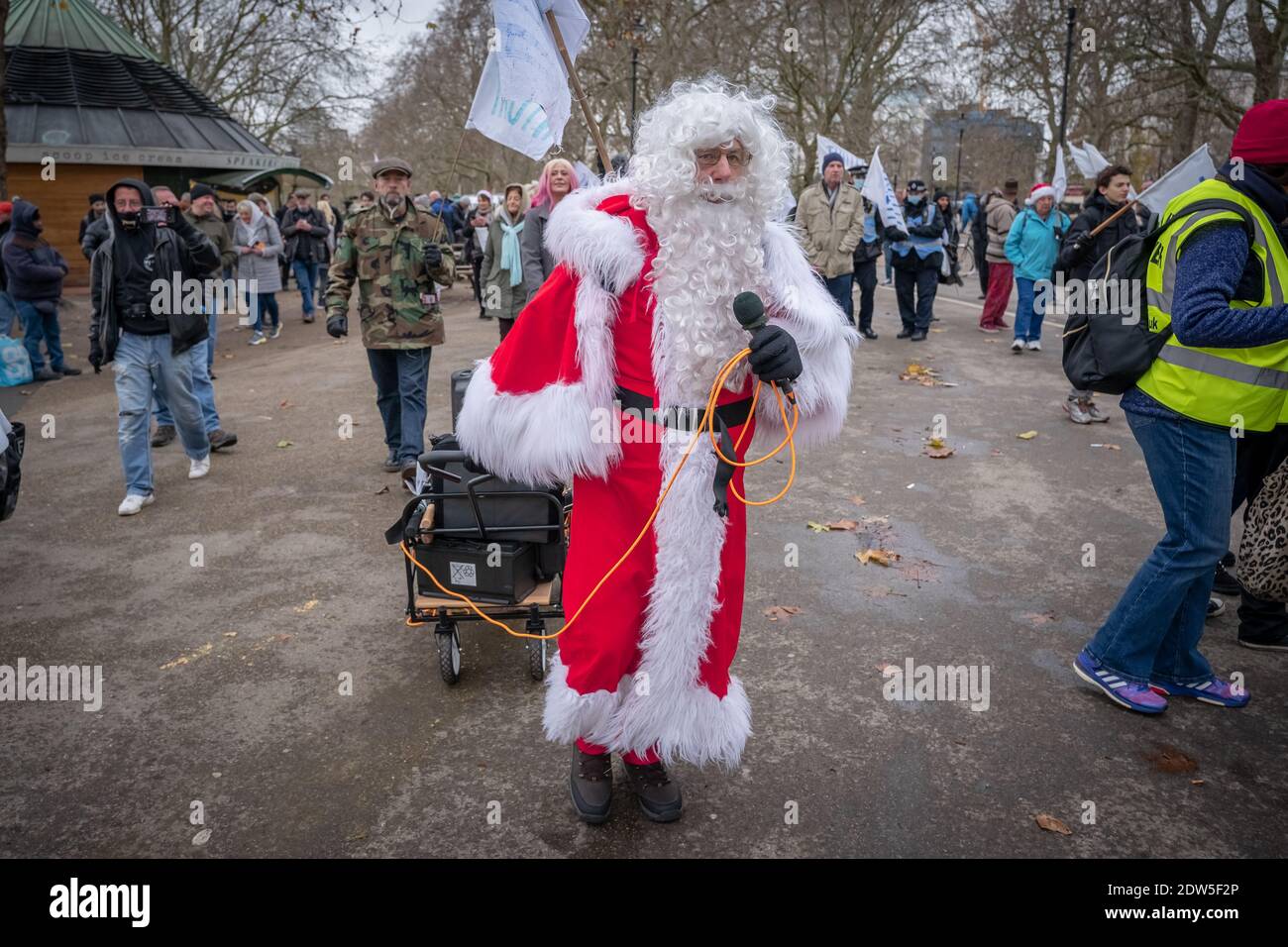 Coronavirus: Anti-blocco ‘Santa salva la protesta di Natale al Speakers’ Corner, Hyde Park, Londra, Regno Unito. Foto Stock