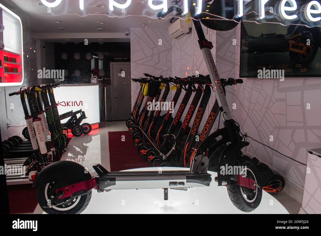 Un negozio di scooter Nokim cercando di vendere persone modi nuovi ed eco-friendly di ottenere luoghi a New York City. Foto Stock
