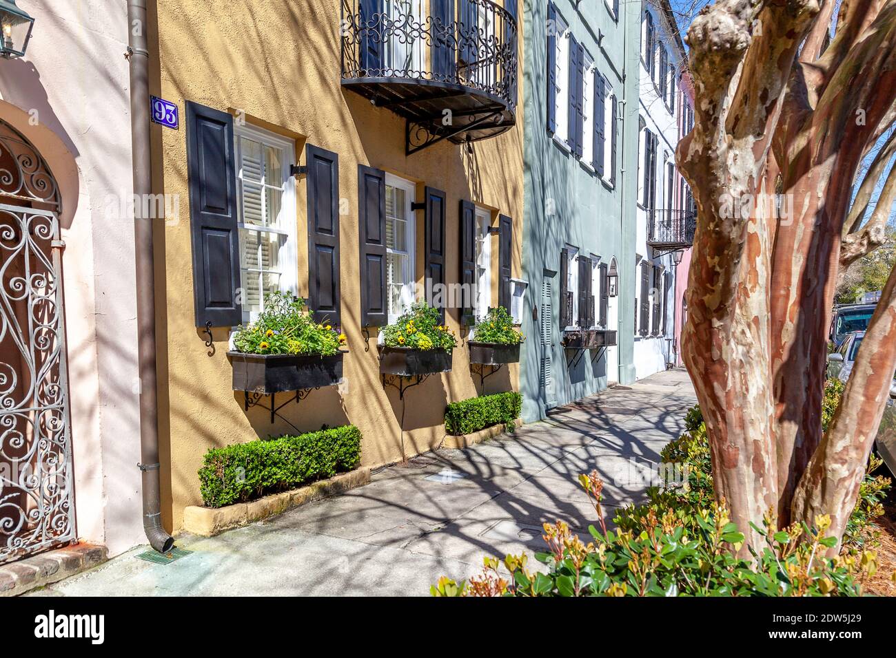 Rainbow Row al mattino, il nome di una serie di tredici colorate case storiche a Charleston, Carolina del Sud. Foto Stock