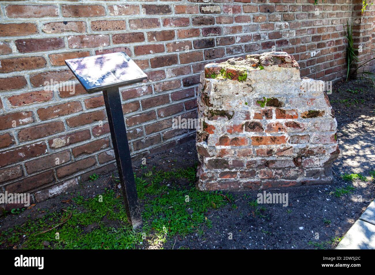 Segnaletica e una sezione di parapetto della parte superiore del vecchio muro a Charleston, Carolina del Sud, USA Foto Stock
