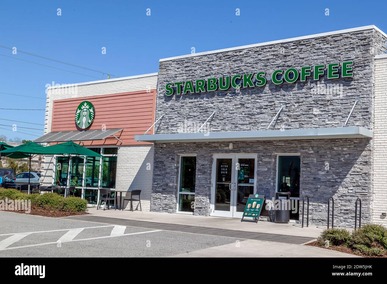 Una caffetteria Starbucks a Charleston, South Carolina, USA. Foto Stock