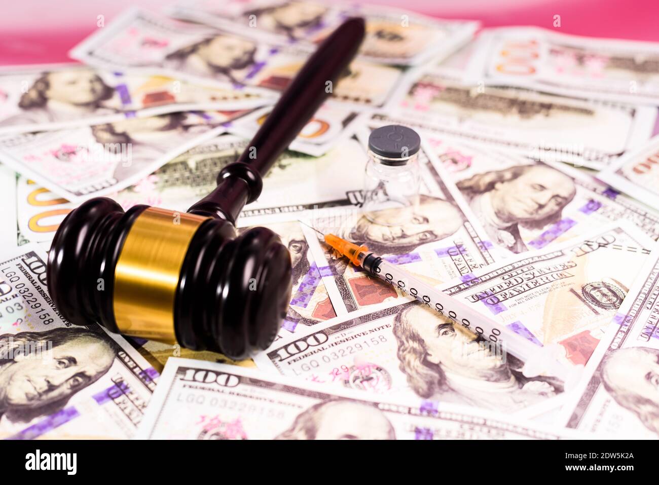 La giustizia americana porta i commercianti di droga e le aziende farmaceutiche a processare per corruzione. Foto Stock