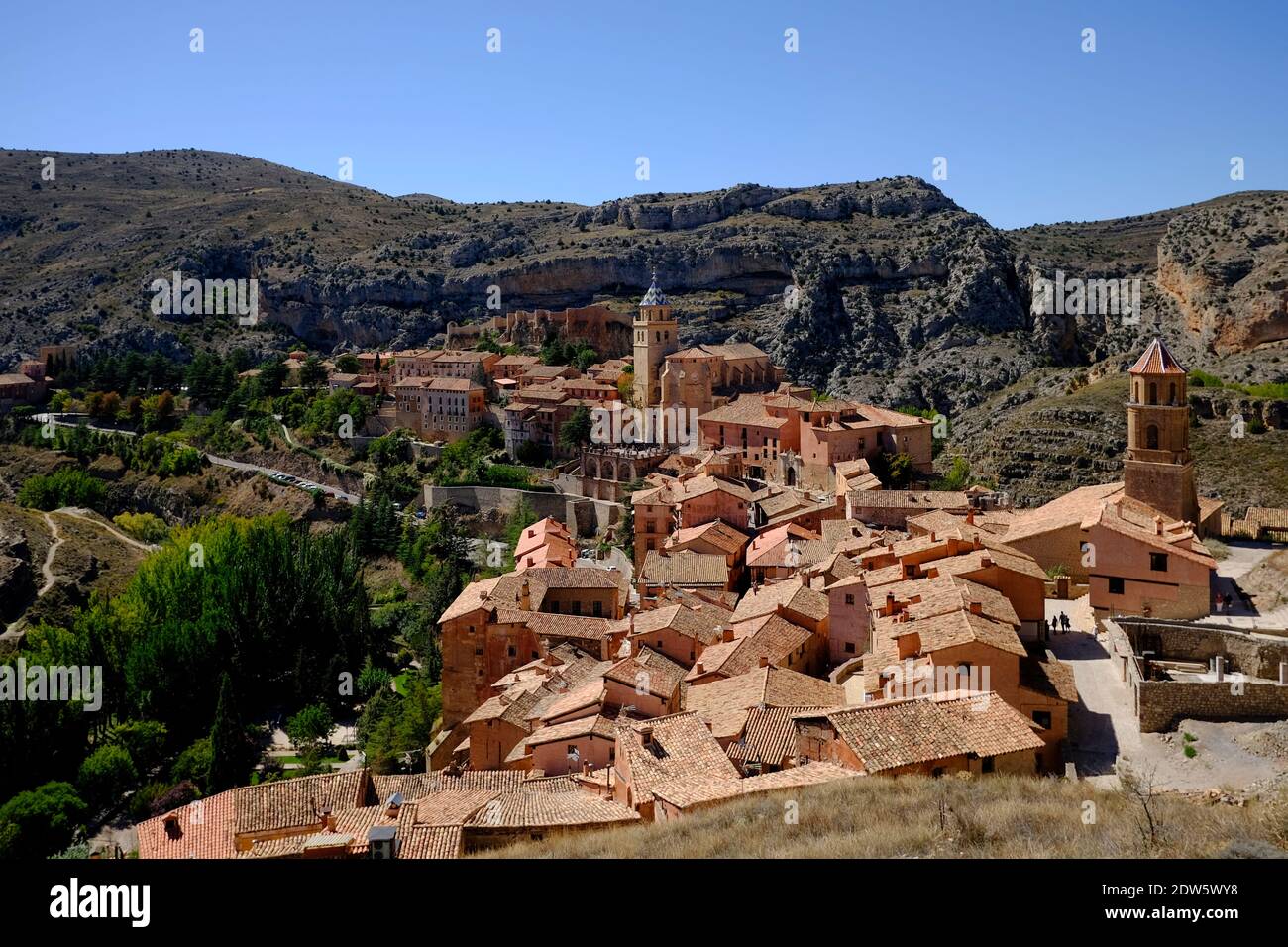 Vista dalla cima del villaggio di Albarracin in provincia di Teruel, Aragona Spagna con vista sui tetti della casa, la cattedrale di Albarra Foto Stock