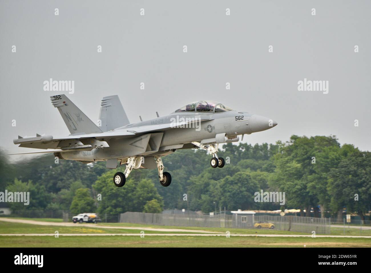 Dimostrazione di volo con capacità letali del combattente F-18 Super Hornet presso EAA AirVenture, Oshkosh, Wisconsin, USA Foto Stock