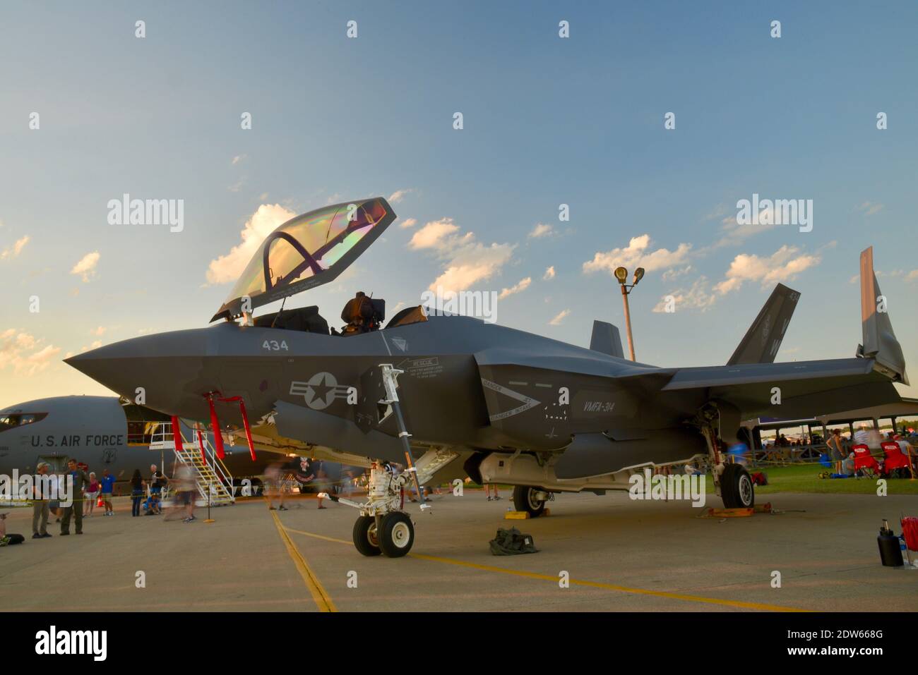 Dimostrazione di volo con le capacità letali del primo jet da combattimento F-35 Lightening II al mondo presso EAA AirVenture, Oshkosh, Wisconsin, USA Foto Stock