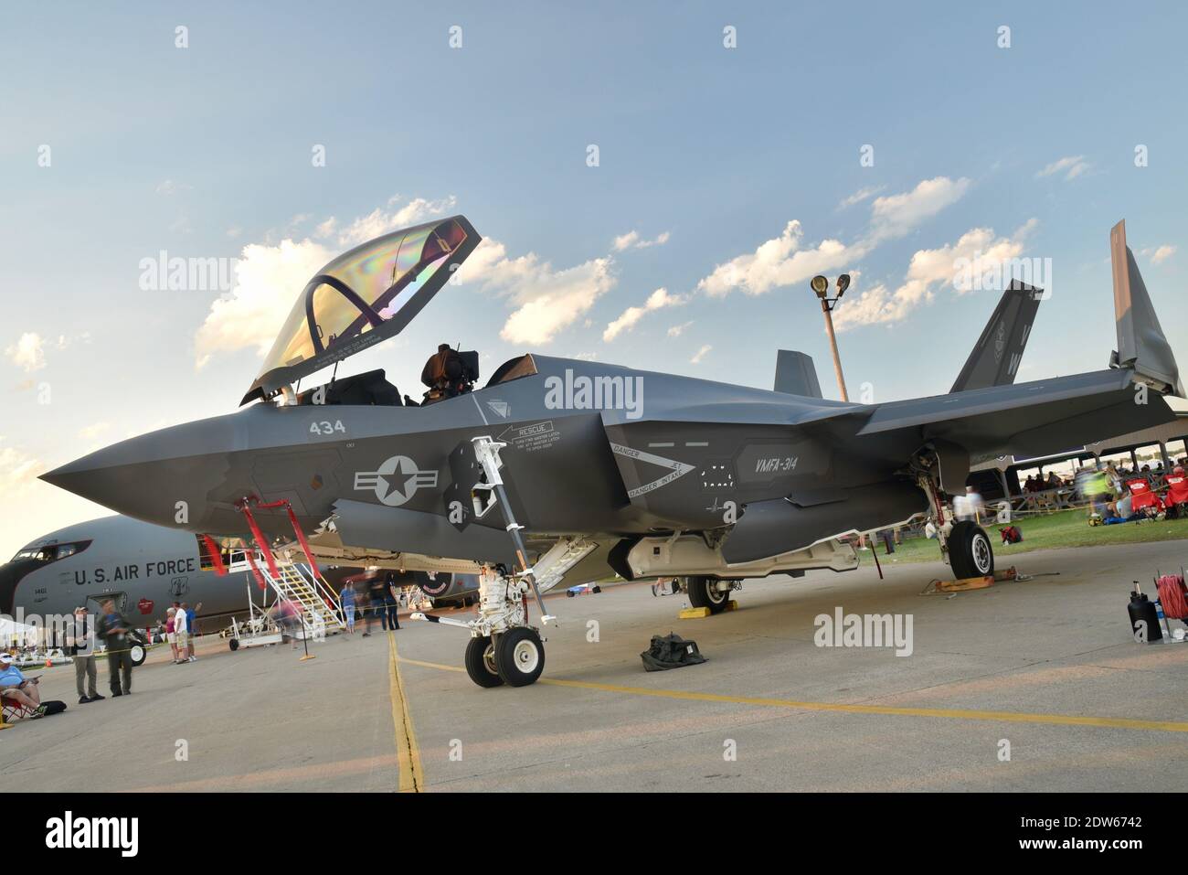 Dimostrazione di volo con le capacità letali del primo jet da combattimento F-35 Lightening II al mondo presso EAA AirVenture, Oshkosh, Wisconsin, USA Foto Stock