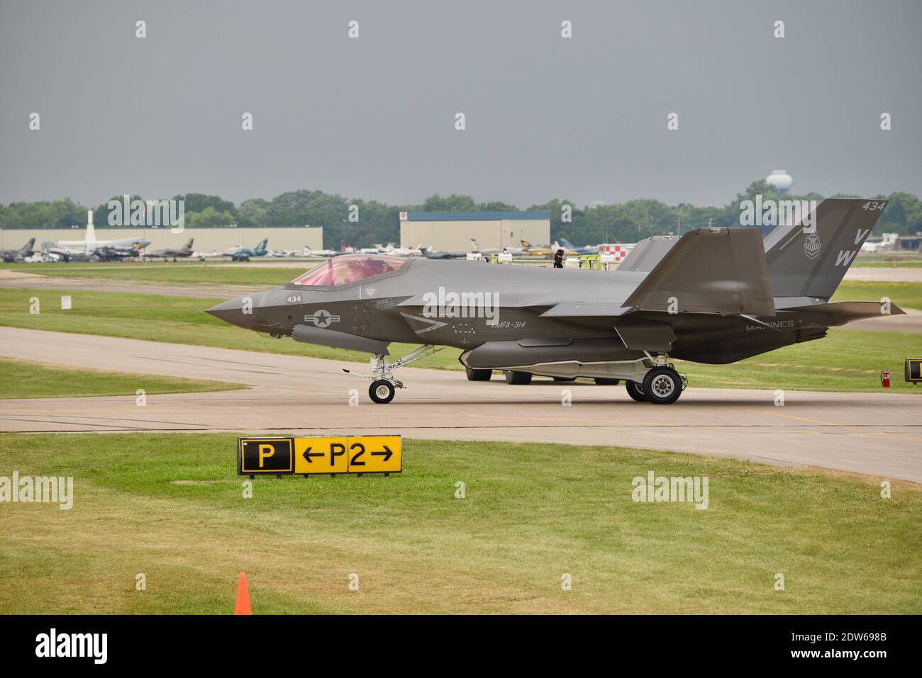 Dimostrazione di volo con le capacità letali del primo jet da combattimento F-35 Lightening II al mondo presso EAA AirVenture, Oshkosh, Wisconsin, USA Foto Stock