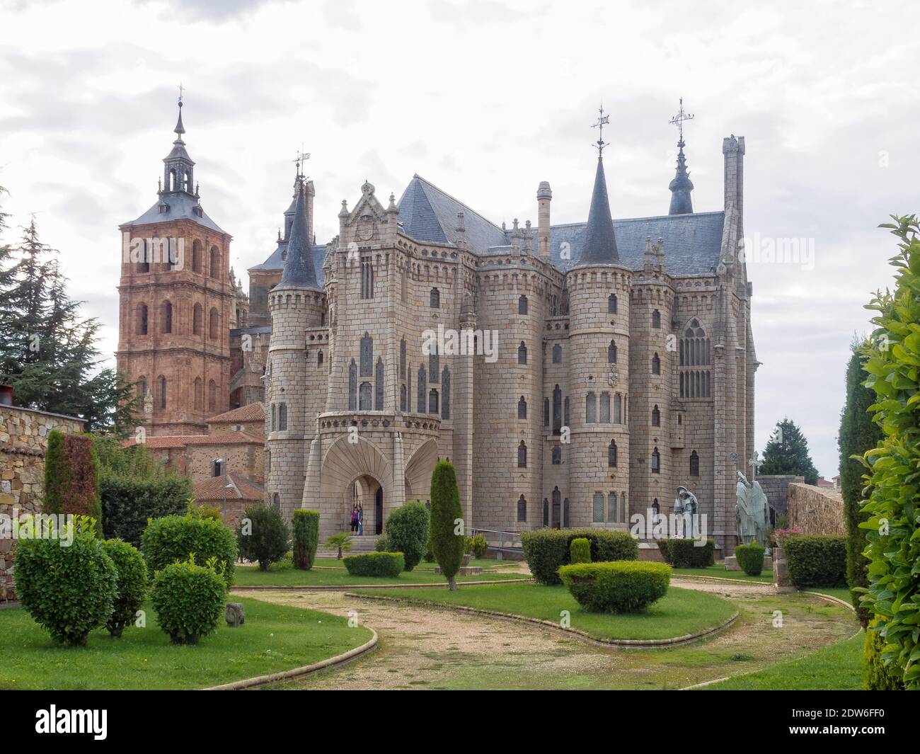 Il Palazzo episcopale dell'architetto spagnolo Antoni Gaudi accanto alla Cattedrale di Santa Maria - Astorga, Castiglia e Leon, Spagna Foto Stock