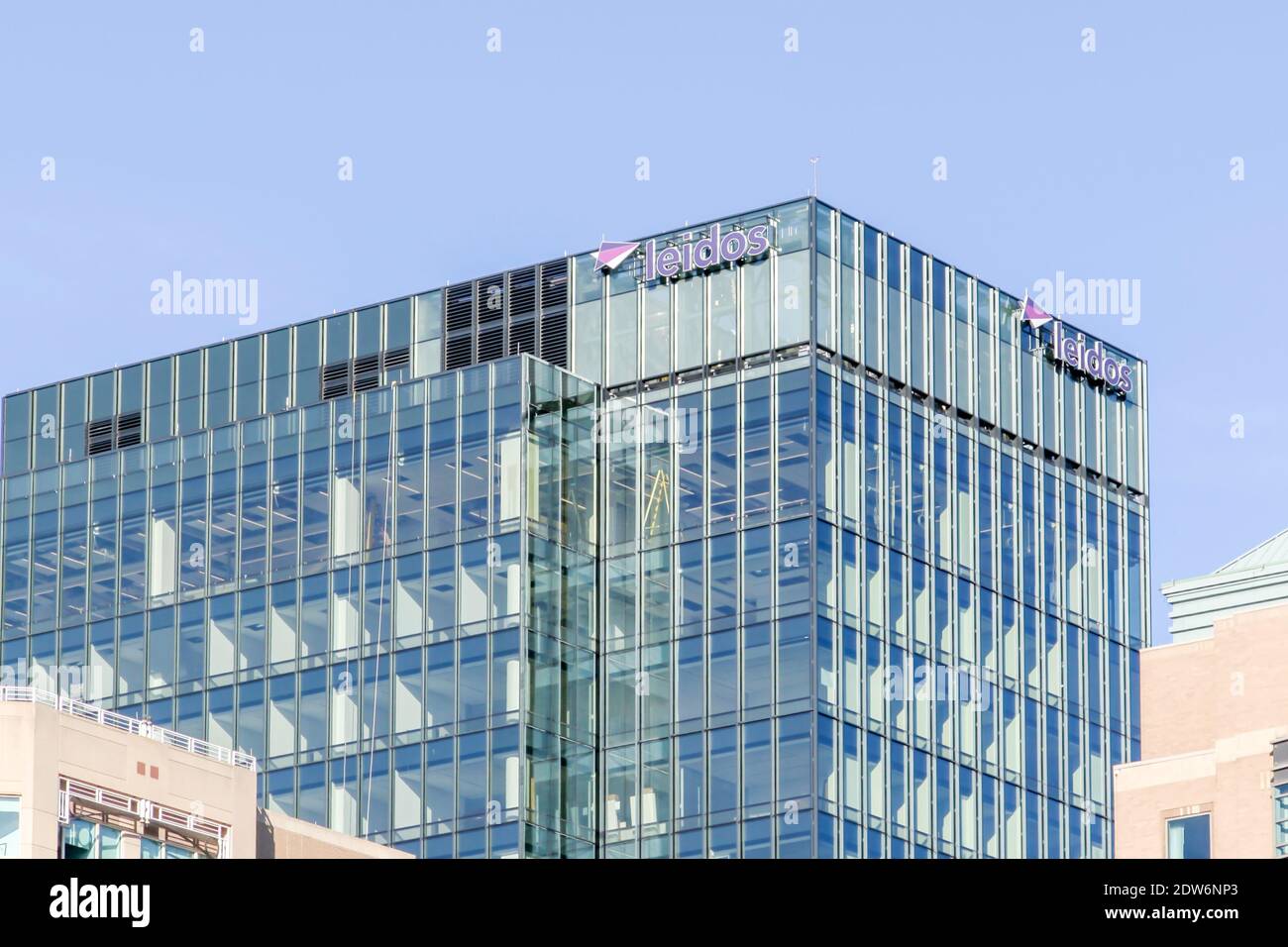 Cartello Leidos sull'edificio di Tysons Corner, Virginia, Stati Uniti Foto Stock