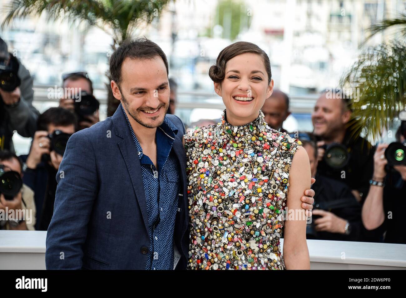 Fabrizio Rongione, Marion Cotillard in posa al Palais des Festivals per la fotocellula del film Deux Jours, une Nuit presentato in concorso al Settimo Festival del Cinema di Cannes, in Francia, il 20 maggio 2014. Foto di Nicolas Briquet/ABACAPRESS.COM Foto Stock