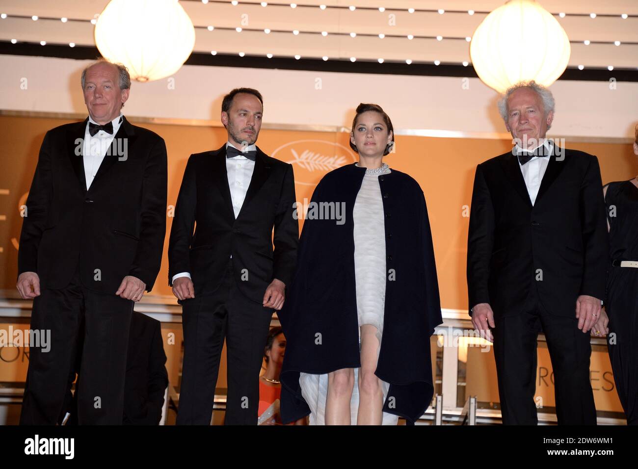 Jean-Pierre Dardenne, Luc Dardenne, Fabrizio Rongione, Marion Cotillard lasciando il Palais des Festivals dopo la proiezione del film Deux Jours, une Nuit nell'ambito del Settimo Festival del Cinema di Cannes, in Francia, il 20 maggio 2014. Foto di Nicolas Briquet/ABACAPRESS.COM Foto Stock