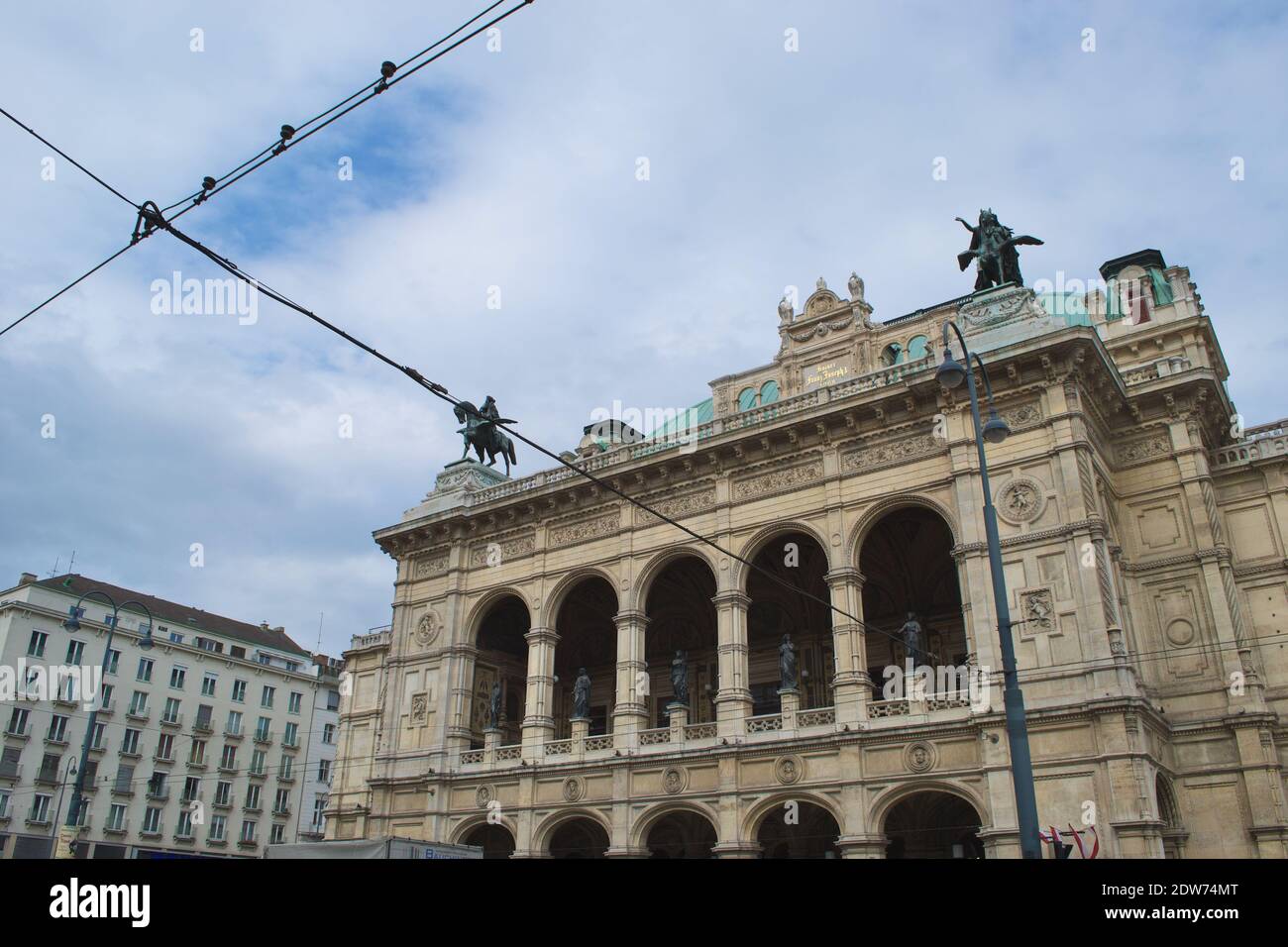 I cavi telefonici intersecano la vista di fronte alla Wiener Staatsoper (l'Opera di Stato di Vienna) a Vienna, Austria. Architettura rinascimentale Foto Stock