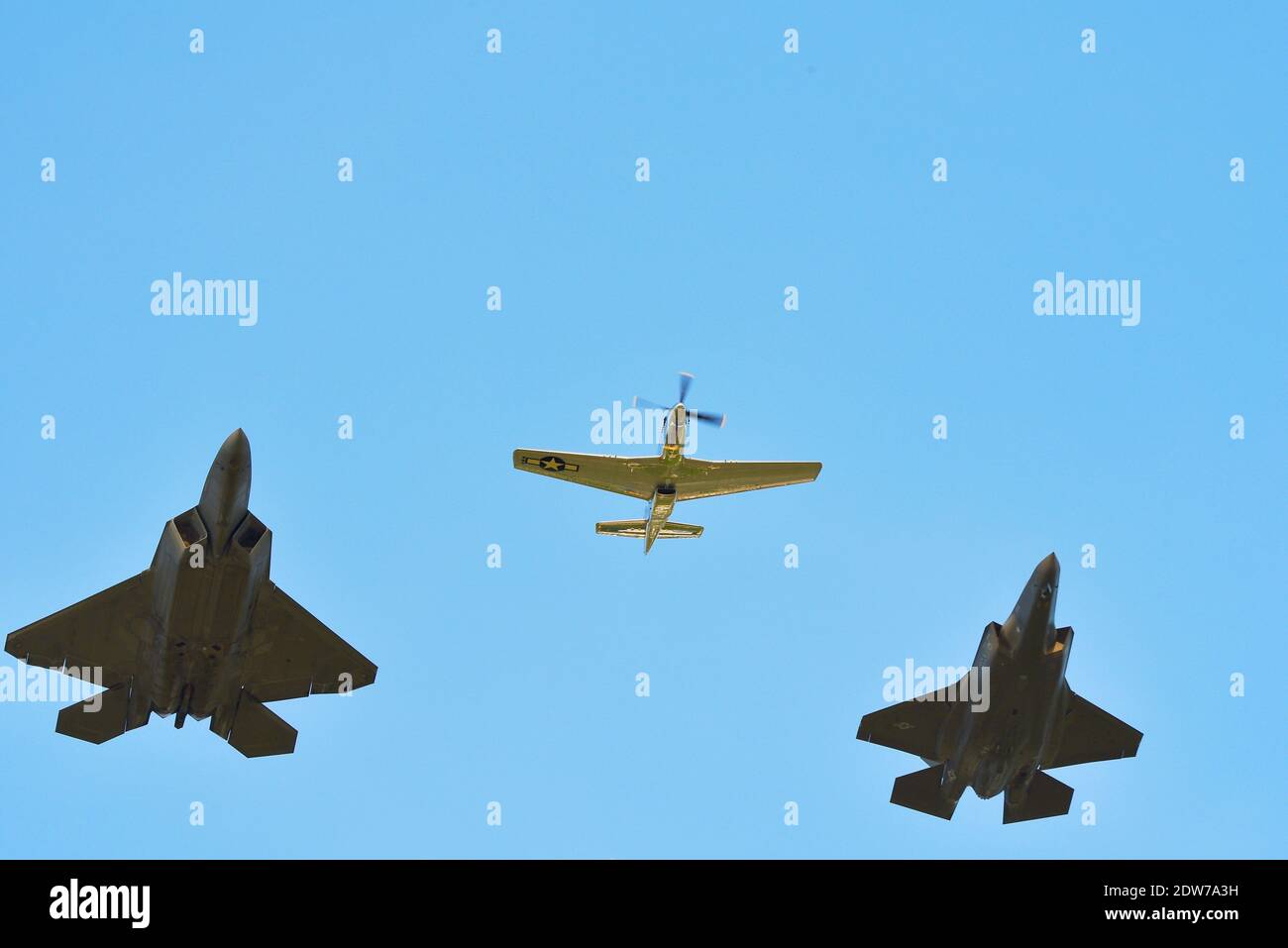 Dimostrazione di volo con capacità letali di combattenti F-35 e F-22 e di uccelli da guerra P-51 Mustang all'EAA AirVenture, Oshkosh, Wisconsin, USA Foto Stock