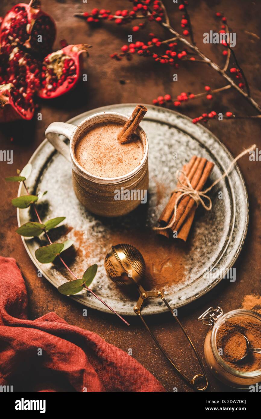 Tradizionale salep di bevande calde turche durante l'inverno. Tazza di dolce caldo turco salep bevanda con cannella macinata su rustico arrugginito sfondo tavola. Turk Foto Stock