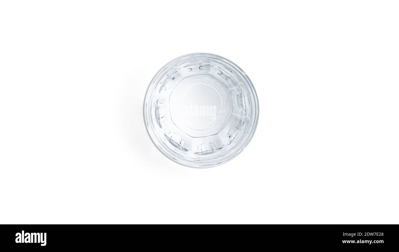 Vodka ha girato il vetro su uno sfondo bianco. Foto di alta qualità Foto Stock