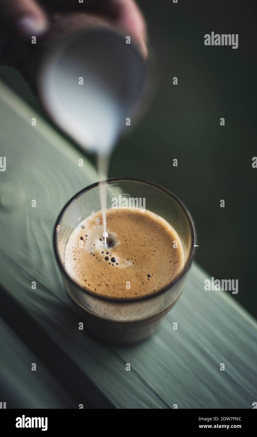 Tazza di caffè su sfondo verde. Foto Stock