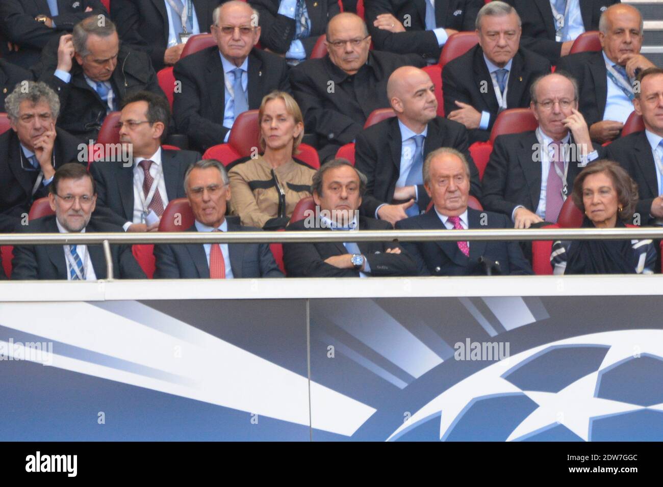 Il presidente della UEFA Michel Platini, re spagnolo Juan Carlos e la regina Sofia aspettano prima della partita di calcio della UEFA Champions League Final, il Real Madrid contro Atletico de Madrid allo stadio Luz di Lisbona, Portogallo, il 24 maggio 2014. Foto di Henri Szwarc/ABACAPRESS.COM Foto Stock