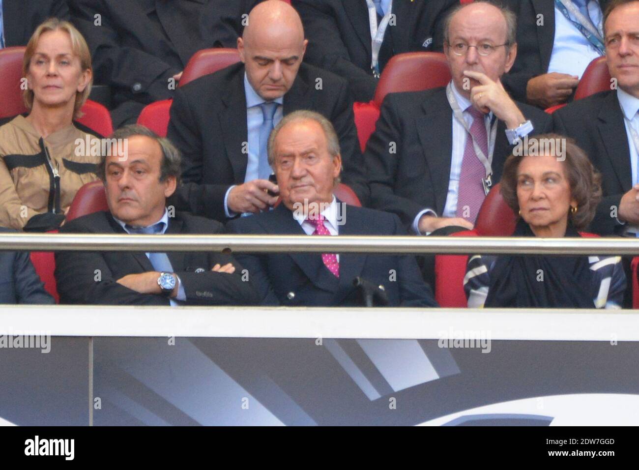 Il presidente della UEFA Michel Platini, re spagnolo Juan Carlos e la regina Sofia aspettano prima della partita di calcio della UEFA Champions League Final, il Real Madrid contro Atletico de Madrid allo stadio Luz di Lisbona, Portogallo, il 24 maggio 2014. Foto di Henri Szwarc/ABACAPRESS.COM Foto Stock