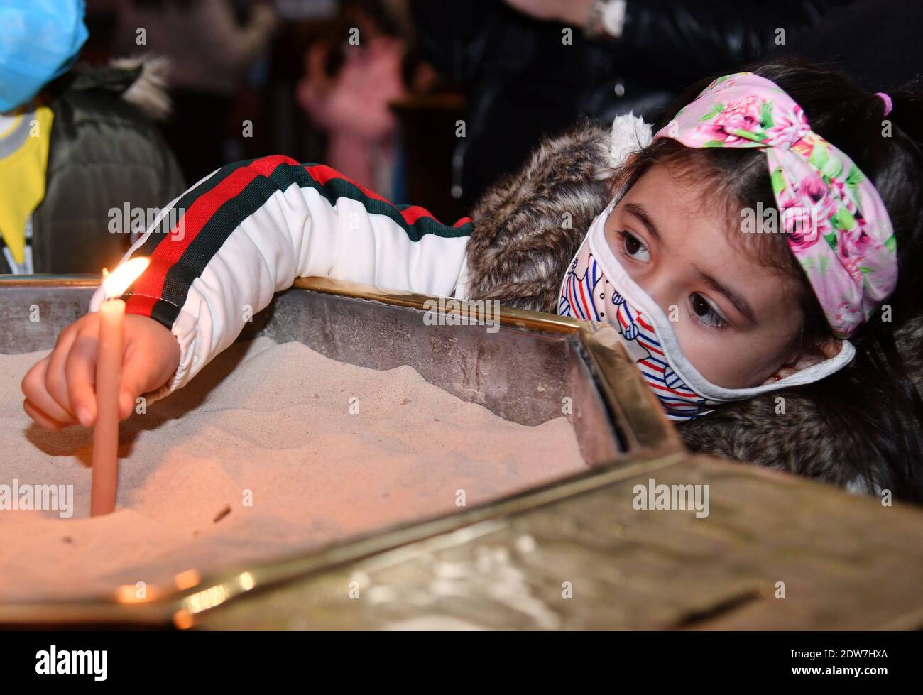 Damasco, Siria. 22 dicembre 2020. Una ragazza tiene una candela durante una preghiera per la pace in occasione del Natale a Damasco, Siria, il 22 dicembre 2020. Credit: Ammar Safarjalani/Xinhua/Alamy Live News Foto Stock