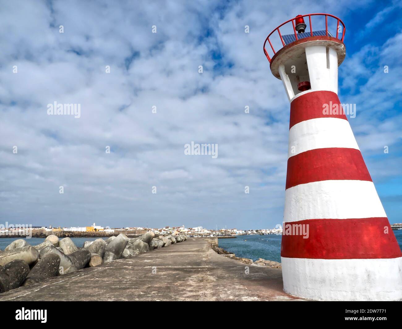 Carino piccola casa di luce a Peniche con Rd e bianco strisce Foto Stock