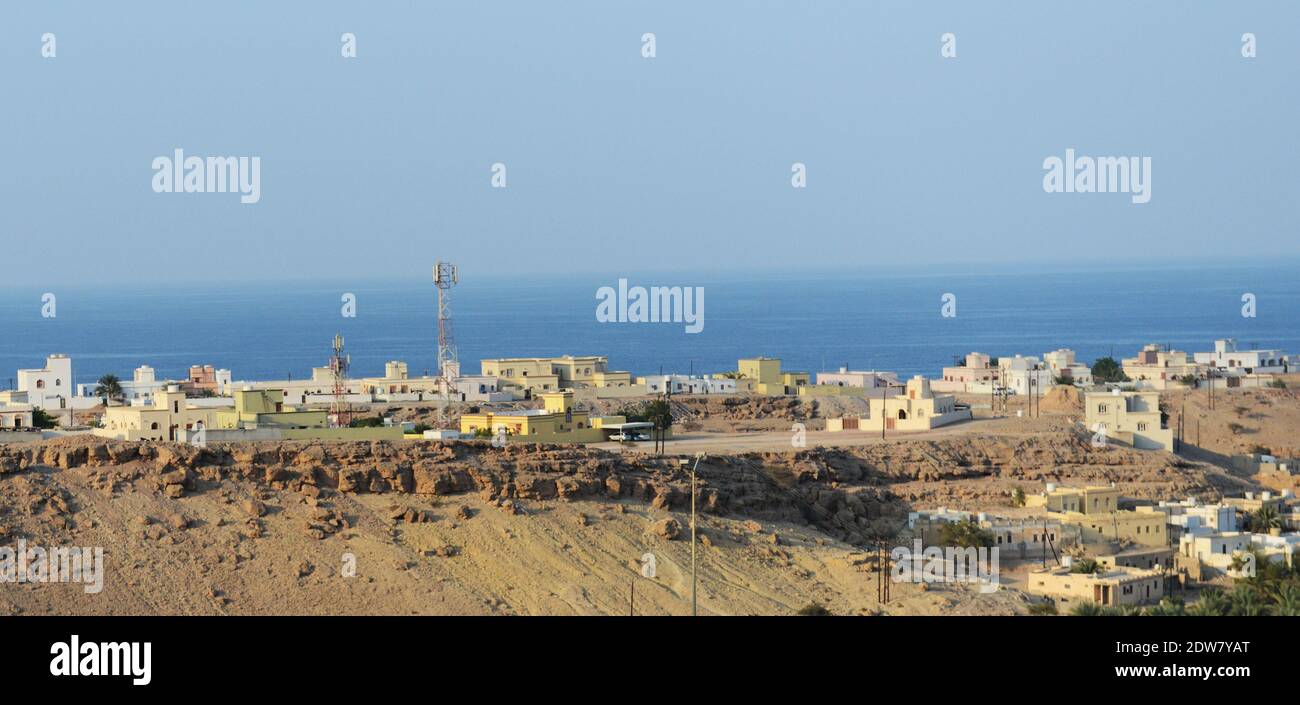 Piccole città costiere lungo il Golfo di Oman. Foto Stock