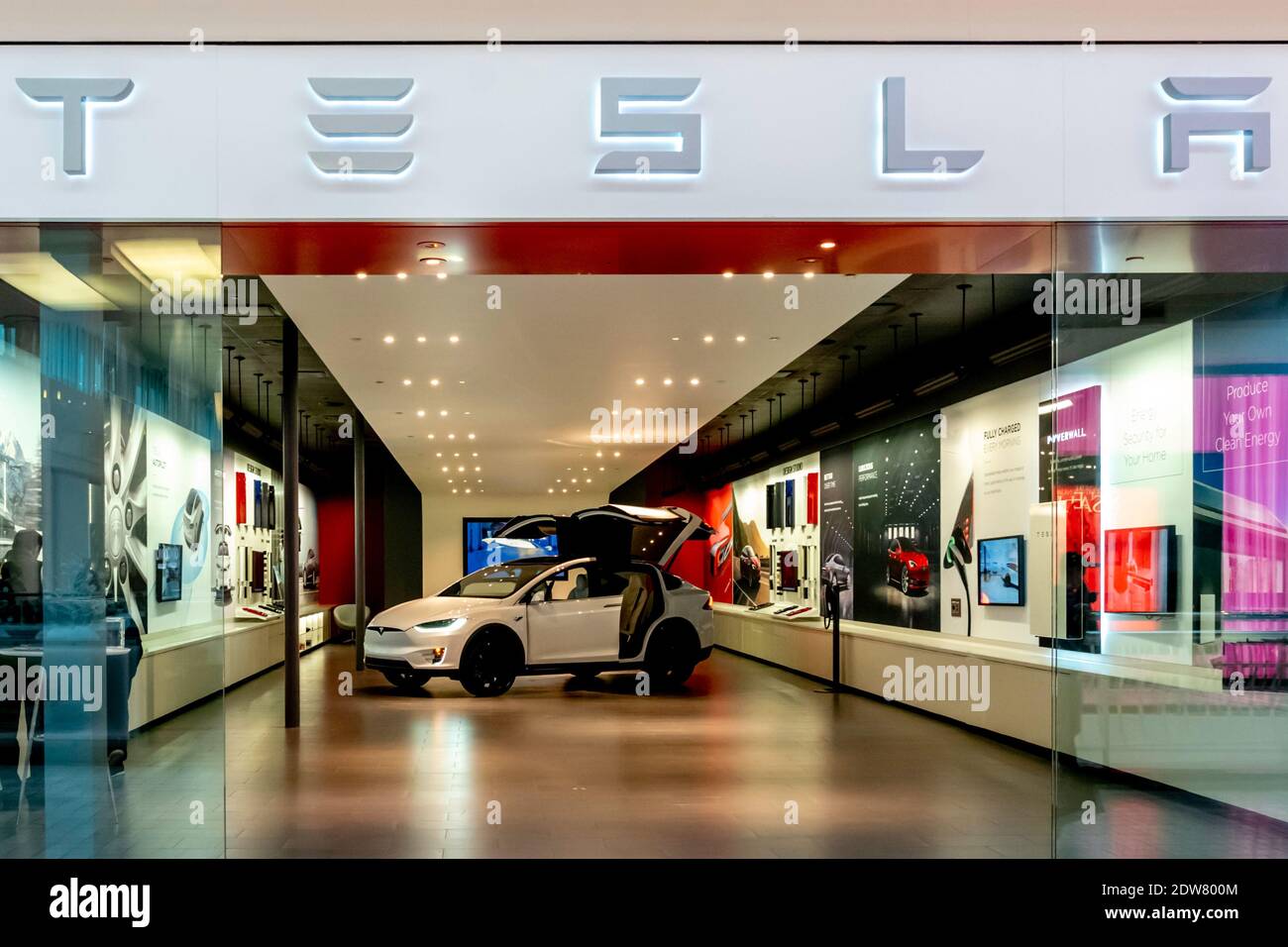 Tysons Corner, Virginia, Stati Uniti - 14 gennaio 2020: Negozio Tesla nel Tysons Corner Center in Virginia, Stati Uniti. Foto Stock