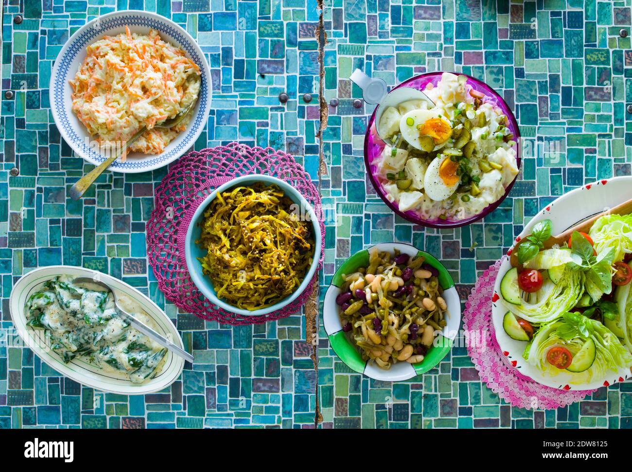 Insalata di cavolo, cavolo curry, insalata di patate, Morogo (spinaci selvatici), insalata verde, insalata di fagioli Foto Stock