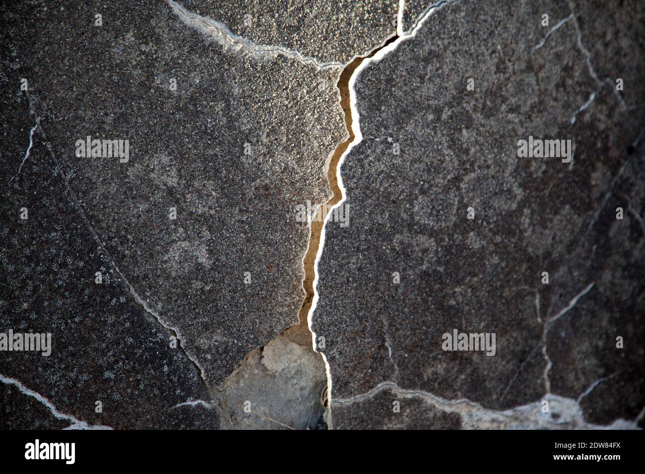 La vecchia parete mostra l'apparenza di crepe Foto Stock