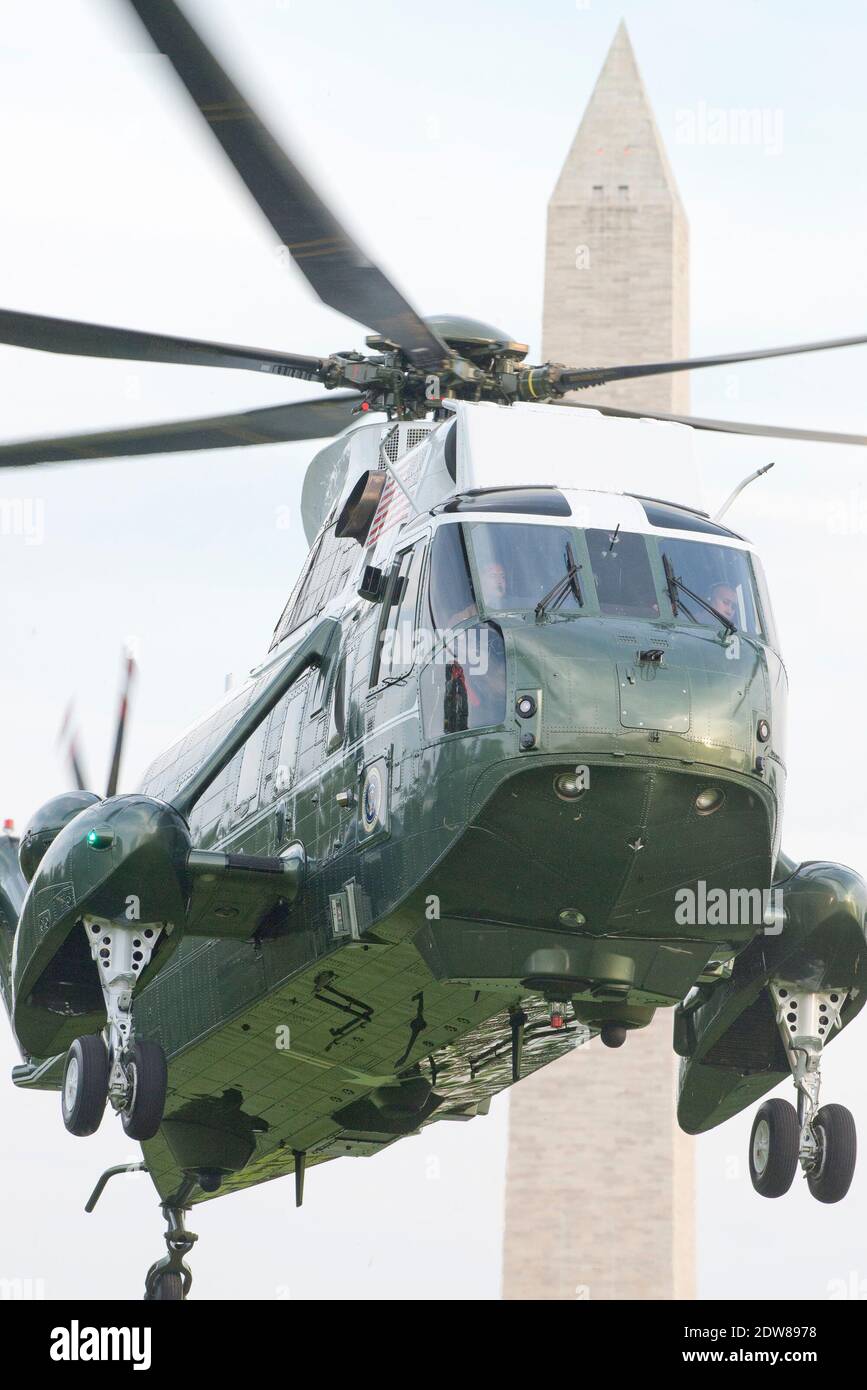 Marine 1 arriva sul prato sud della Casa Bianca a Washington, D.C. per trasportare il presidente degli Stati Uniti Barack Obama alla base congiunta Andrews dove volerà a Varsavia, Polonia lunedì 2 giugno 2014. Il suo viaggio lo porterà in Polonia, l'incontro del G7 a Bruxelles, in Belgio, e in Normandia, in Francia, per commemorare il 70° anniversario dell'invasione del D-Day prima di ritornare a casa venerdì. Foto di Ron Sachs/piscina/ABACAPRESS.COM Foto Stock