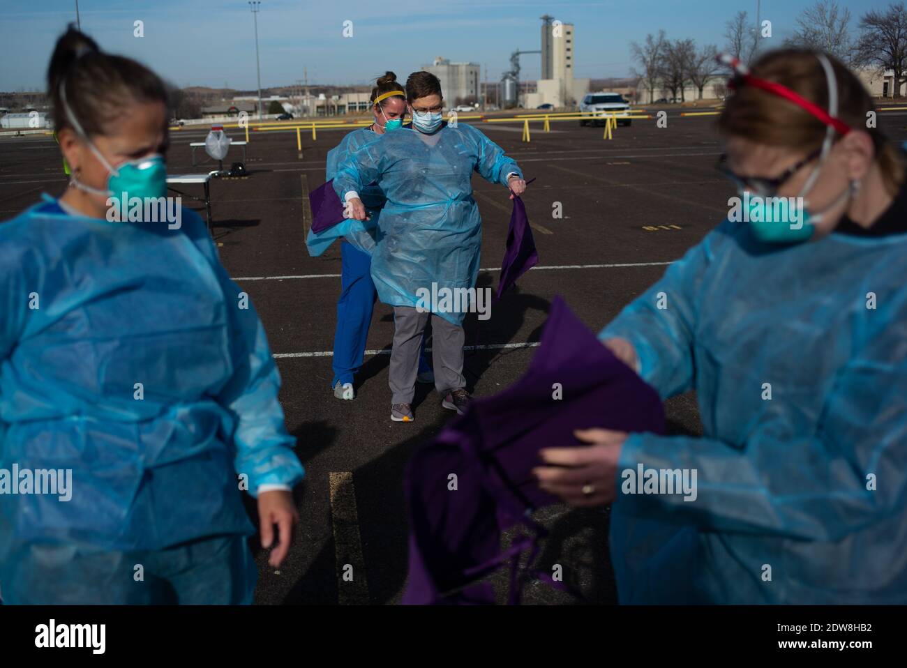 Manhattan, Kansas, Stati Uniti. 22 dicembre 2020. I dipendenti del Riley County Health Department si addosano prima di somministrare le dosi del vaccino moderna nel parcheggio del Bill Snyder Family Stadium della Kansas state University. La prima spedizione di 200 dosi del vaccino moderna è arrivata nella contea di Riley martedì. 150 dosi saranno somministrate in anticipo agli operatori sanitari di prima linea. Un secondo ciclo di dosi è previsto per arrivare entro la prossima settimana a due settimane. Credit: Luke Townsend/ZUMA Wire/Alamy Live News Foto Stock