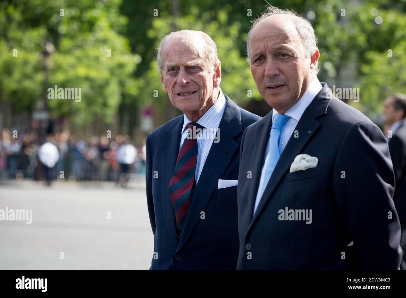 Il Principe Filippo, Duca di Edimburgo (L) e il Ministro degli Affari Esteri francese, Laurent Fabius, partecipano ad una cerimonia. Il presidente francese Francois Hollande e la regina Elisabetta II presenziano ad una cerimonia di deposizione della corona sulla Tomba del Milite Ignoto all'Arc de Triomphin Parigi, Francia, il 5 giugno 2014. Foto di Romuald Meigneux/piscina/ABACAPRESS.COM Foto Stock