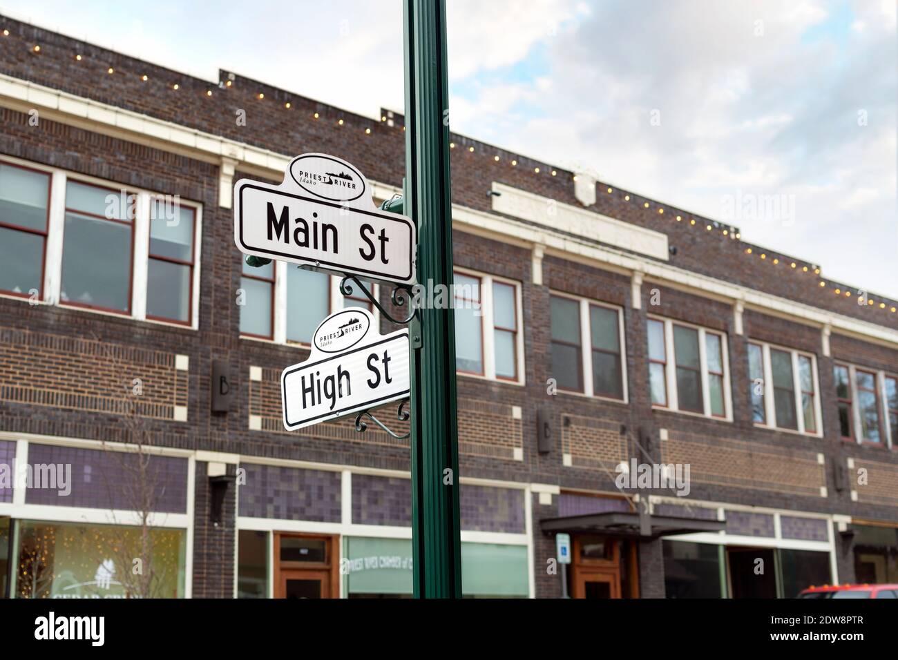 Un cartello di Main Street e High Street ad un angolo nel centro storico della città di Priest River, Idaho. Foto Stock