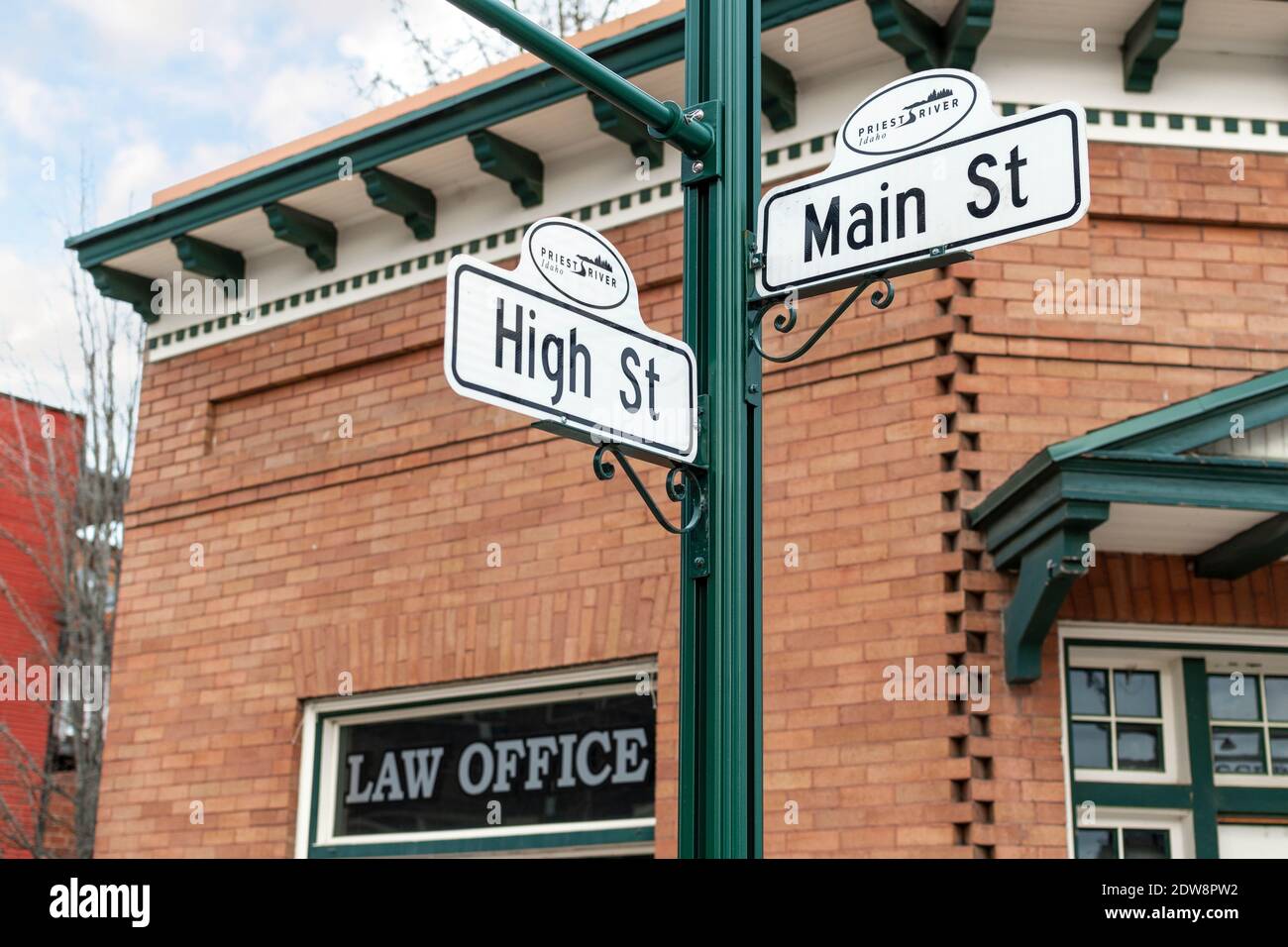 Un cartello di Main Street e High Street con un ufficio legale dietro su un angolo nel centro storico della città di Priest River, Idaho. Foto Stock