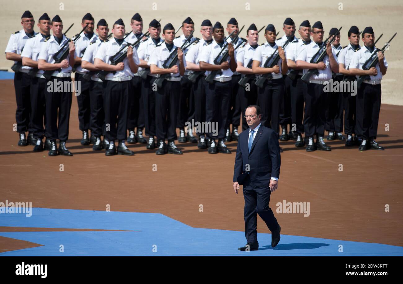 Il presidente francese Francois Hollande esamina le truppe durante una cerimonia internazionale che celebra il 70° anniversario degli sbarchi alleati in D-Day a Sword Beach a Ouistreham, in Normandia, Francia, il 06 giugno 2014. Più di 75,000 truppe canadesi e altre truppe del Commonwealth sbarcati sulle spiagge della Normandia il 06 giugno 1944, insieme agli Stati Uniti e ai francesi liberi, in un'invasione alleata di oltre 130,000. Altre 7,900 truppe britanniche sono state sbarcate da Air. L'invasione stabilì un secondo fronte cruciale nella Liberazione d'Europa dall'occupazione nazista, portando infine alla vittoria per Alli Foto Stock